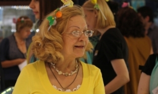 «Солнечные» женщины Омска: кто окрасил свой гардероб в модный желтый?